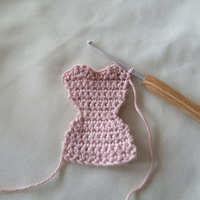 Blog-Inhaltsbild für 'Kostenlose Häkelanleitung - Schlüsselanhänger/Taschenbaumler Kleid/ Corsage'